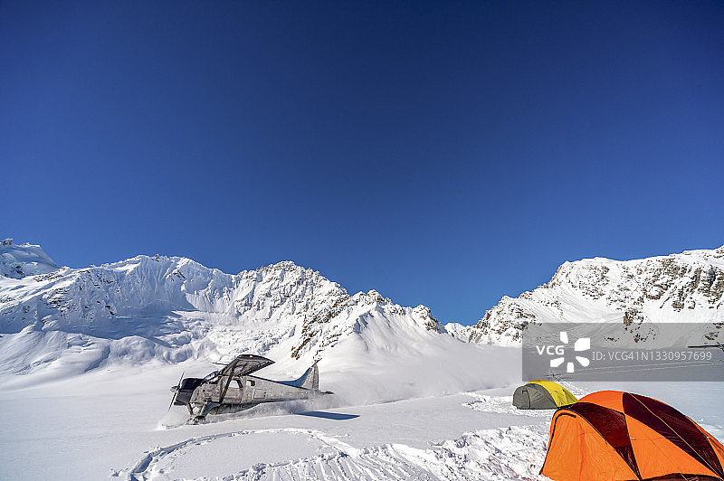 在白雪皑皑的加拿大落基山脉起飞的搜索和救援飞机图片素材