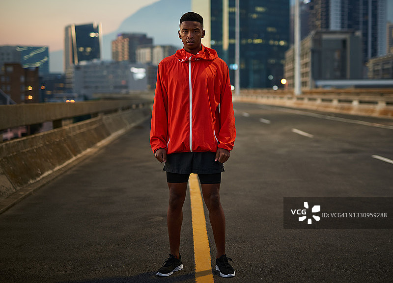 英俊的年轻男子在晨跑前独自站在城市里全身照图片素材