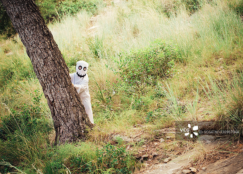 万圣节森林中的幽灵图片素材