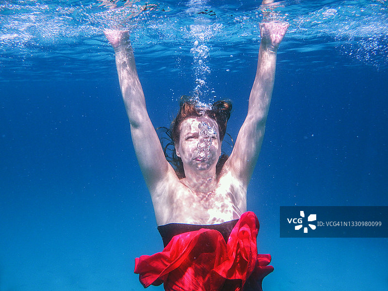 女人溺水图片素材