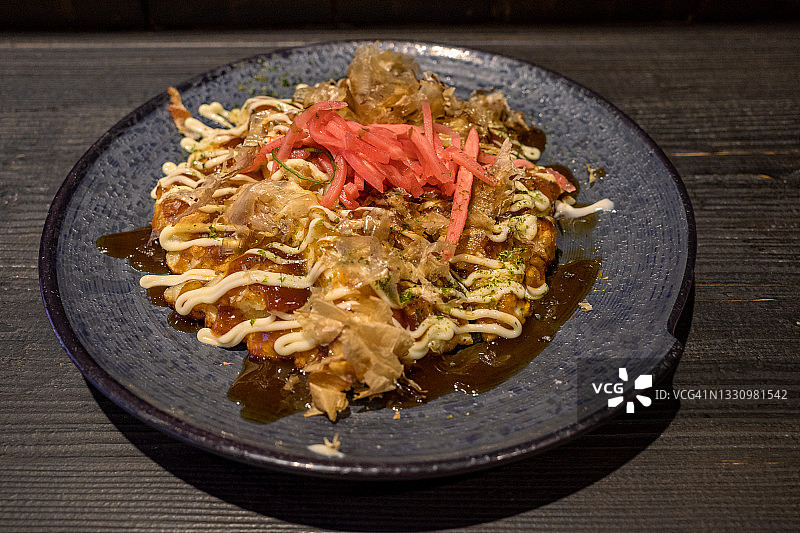 黑色木质台面上日式大阪烧鸟瞰图图片素材