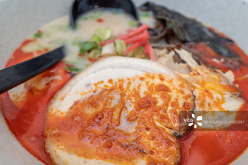 日式香辣酱油拉面配猪肉和海苔图片素材