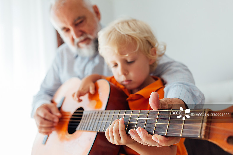 祖孙二人弹吉他图片素材