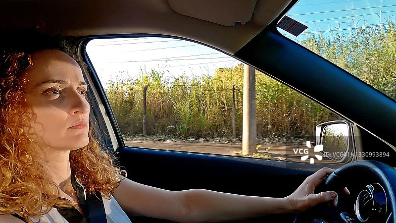 开车的女子图片素材
