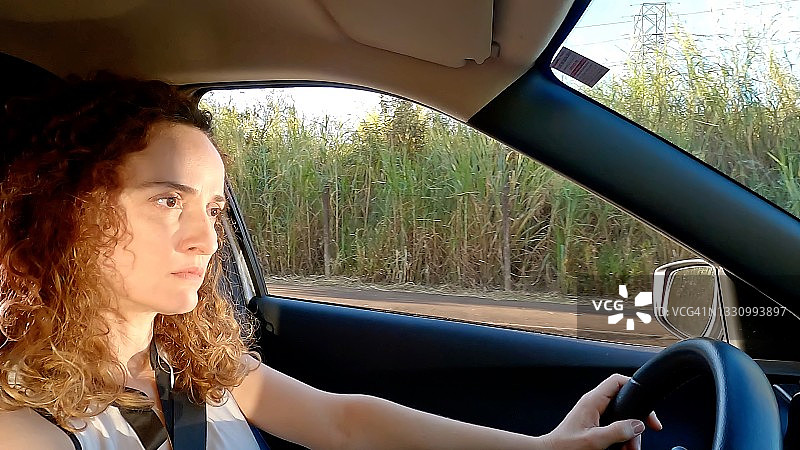 开车的女子图片素材