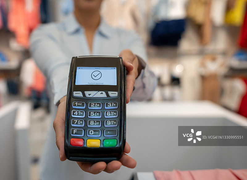 服装店购物银行卡支付图片素材