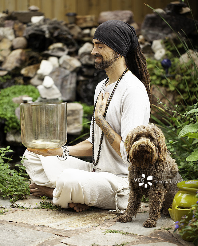 手持烟晶水晶音钵的男人图片素材