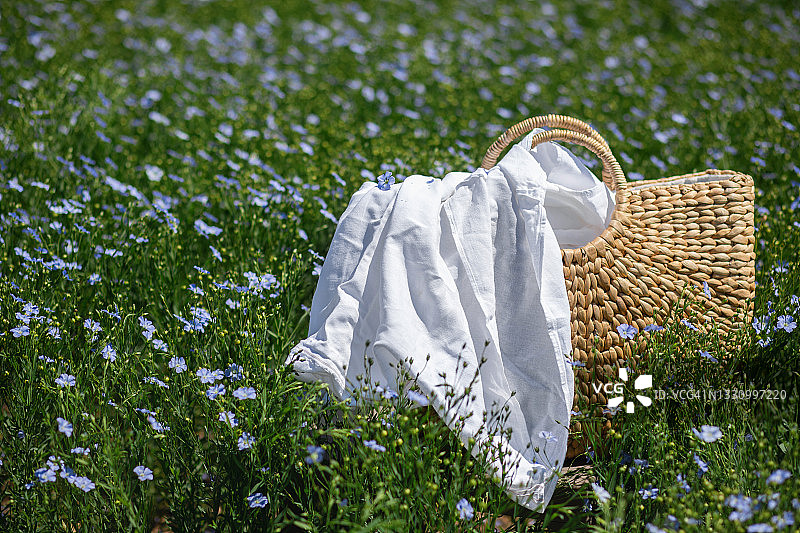 蓝色亚麻农业田地，内有柳条筐和亚麻纺织品图片素材