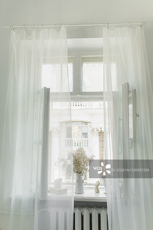 白色房间，窗帘、开放式窗户和窗台上的花瓶图片素材