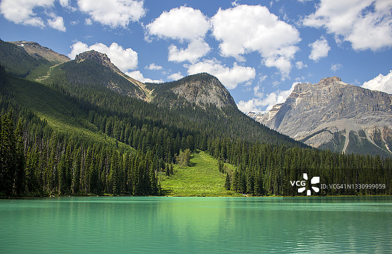 幽鹤国家公园的翡翠湖图片素材