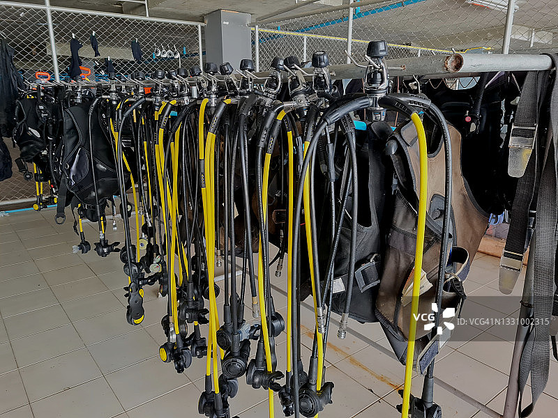 水肺潜水装备，调节器和浮力补偿背心图片素材