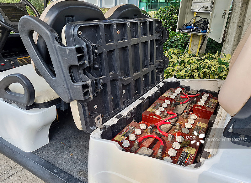 电动高尔夫球车座位下的电池存储，绿色能源图片素材