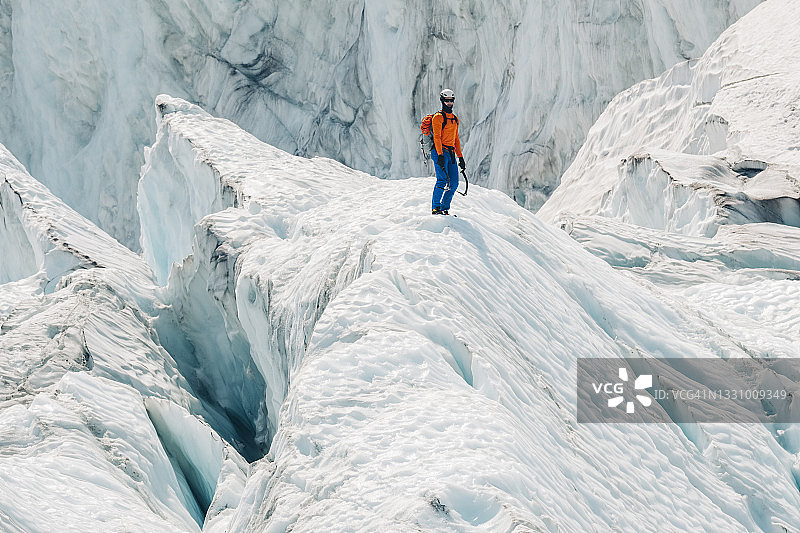 男人在阿塔巴斯卡冰川上攀登荒凉的冰瀑图片素材