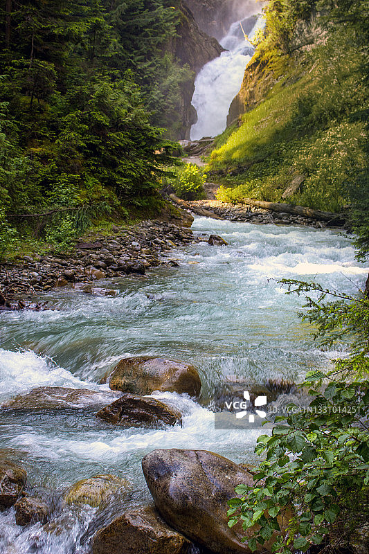 加拿大不列颠哥伦比亚省冰川国家公园的熊溪瀑布图片素材