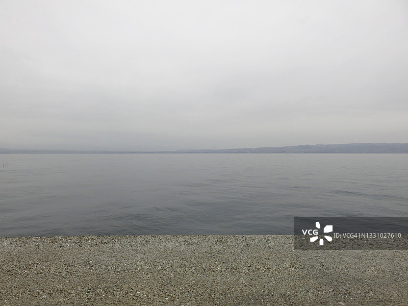 日内瓦湖和瑞士海岸的雾景，有混凝土墙图片素材