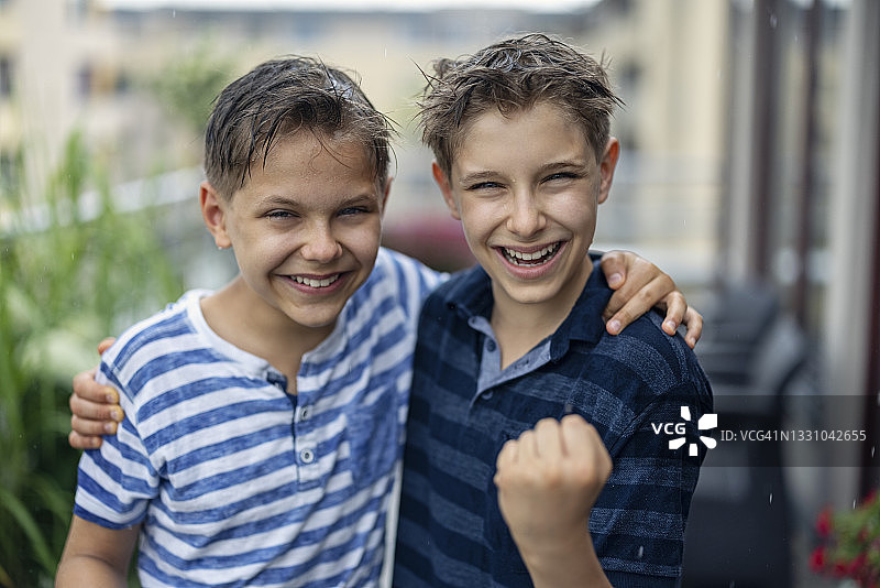 雨中的小男孩肖像图片素材
