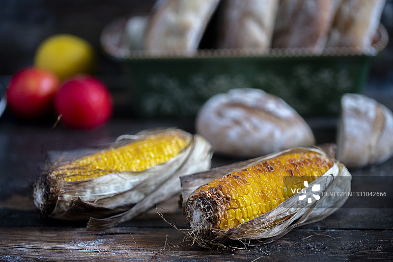 木桌上的烤玉米图片素材
