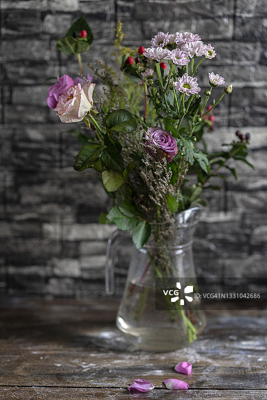 静物：玻璃花瓶中的鲜花图片素材