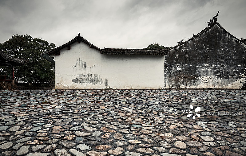 雨后古宅外的地面图片素材