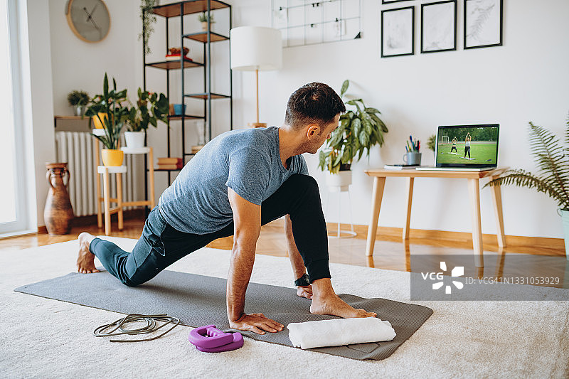 健身教练在家锻炼，指导如何减肥图片素材