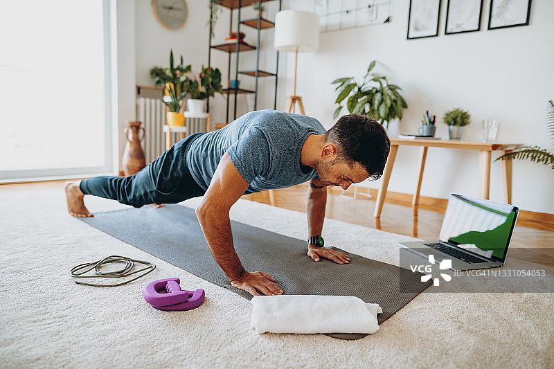 健身教练在家做俯卧撑图片素材