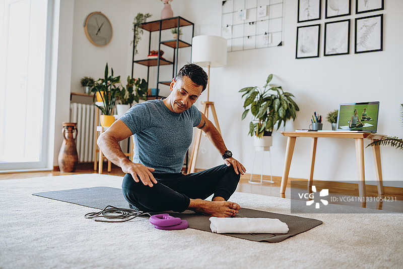 健身教练在家锻炼，指导如何减肥图片素材