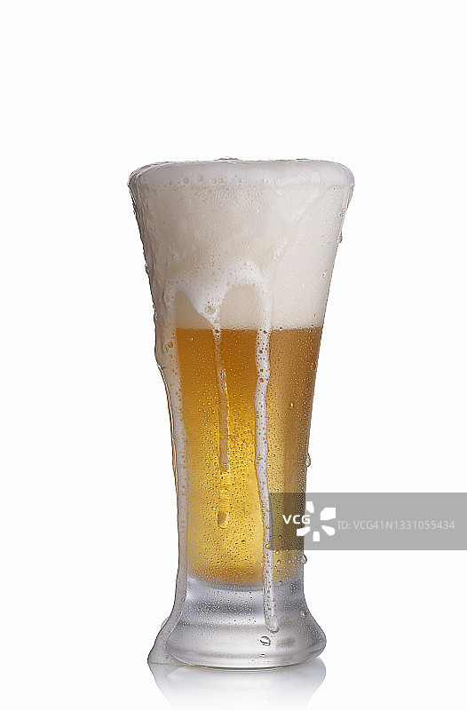 白色背景上的冰爽泡沫啤酒杯图片素材