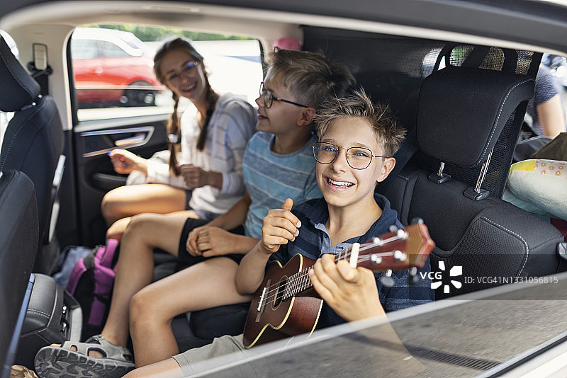 孩子们享受公路旅行图片素材