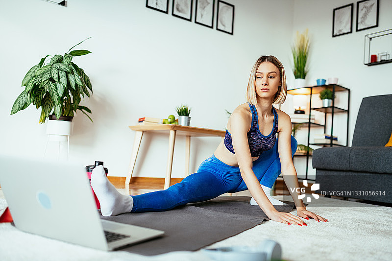 千禧一代健身教练录制视频博客 - 家庭锻炼和伸展运动图片素材