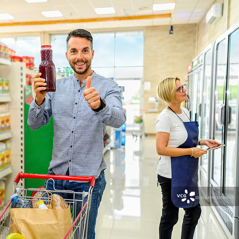 男人在超市购物图片素材