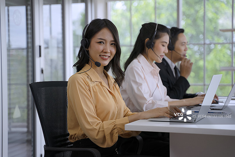 呼叫中心的接线员工作图片素材