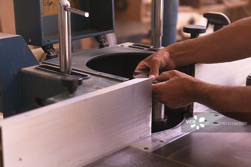 木匠更换工业机器的切割盘图片素材