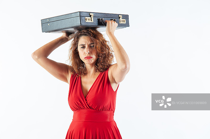 失望的女商人头顶着她的公文包图片素材