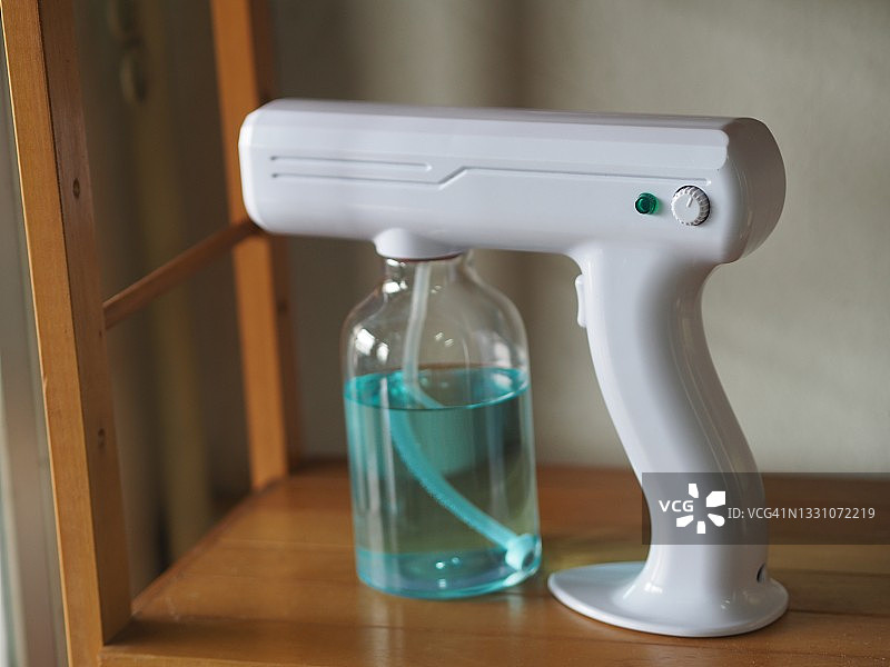 可充电纳米喷枪手持清洁消毒器蓝光无线喷枪消毒喷枪保护病毒-19冠状病毒图片素材