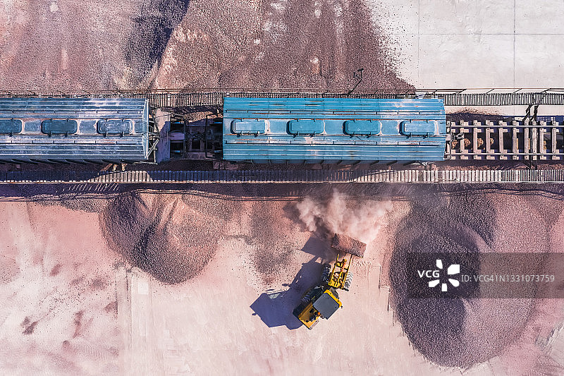 拖拉机卸载车厢中的碎石（航拍视角）图片素材