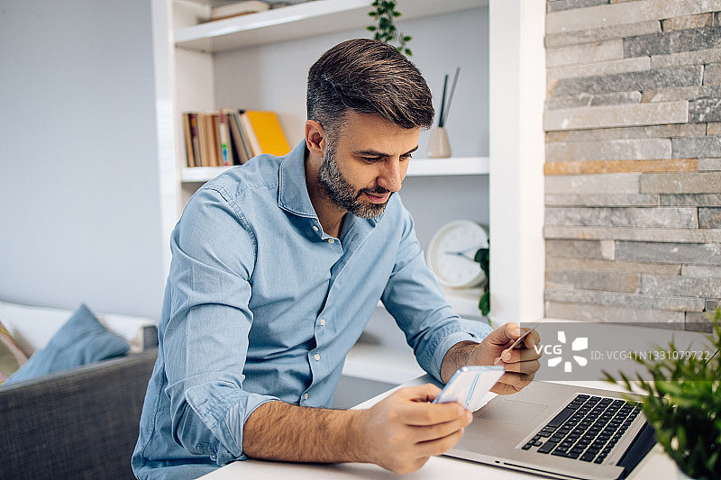 商人在家办公时网上购物图片素材