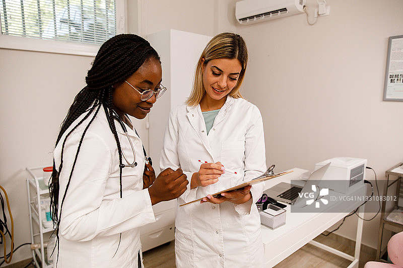 查看病历并讨论诊断结果图片素材