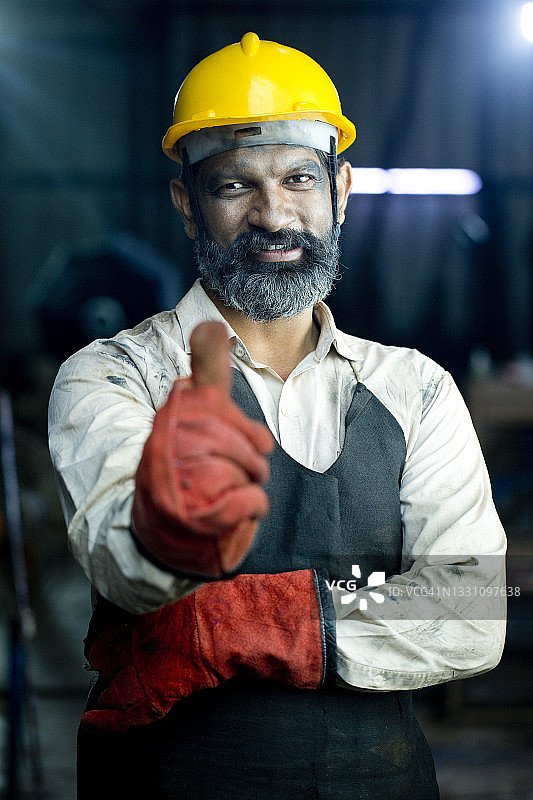 快乐的产业工人在工厂竖起大拇指图片素材