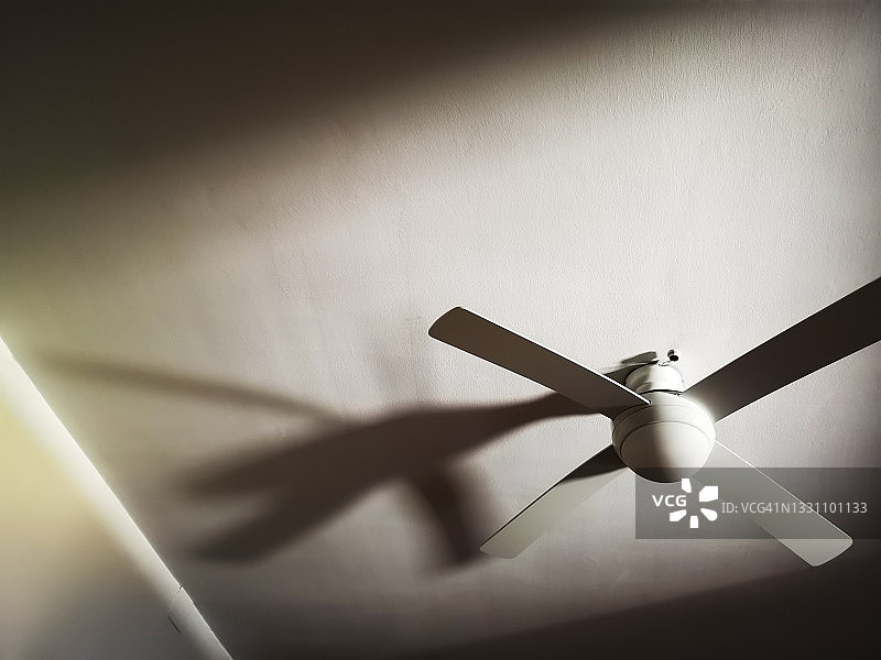 室内白色吊扇图片素材