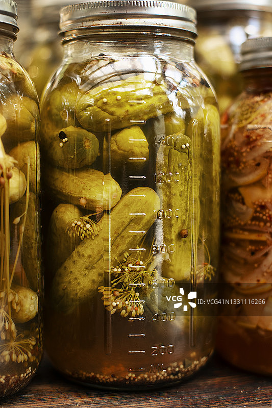 罐装盐水腌黄瓜图片素材