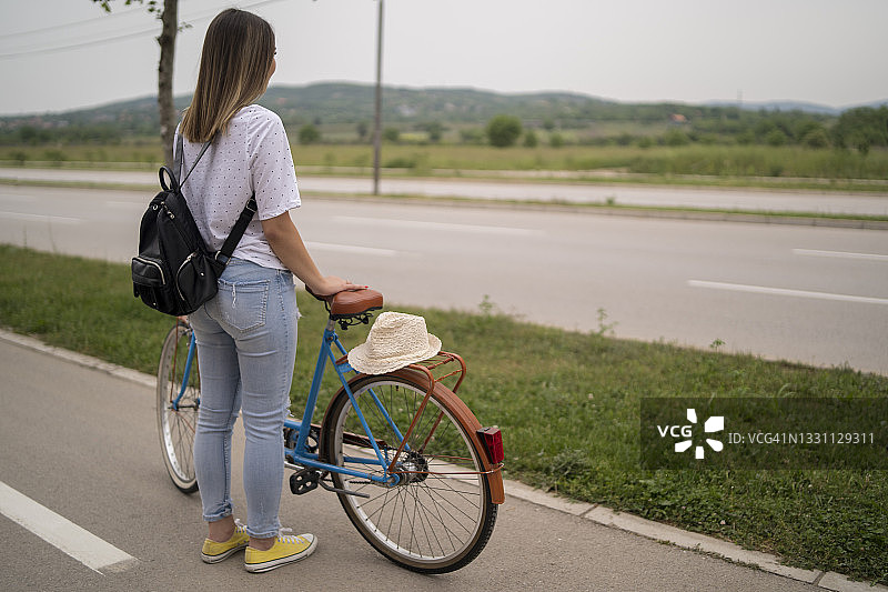骑自行车的迷人年轻女人在微笑图片素材