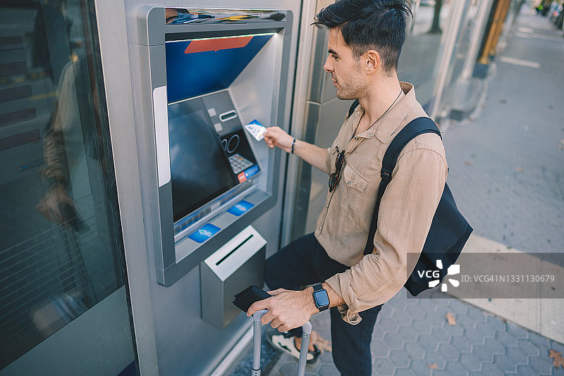游客在ATM机上用信用卡取款图片素材