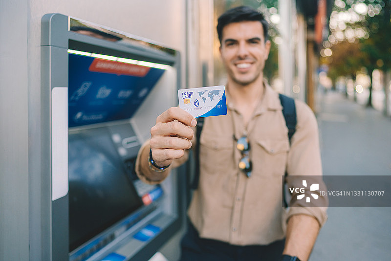 游客在ATM机上用信用卡取款图片素材