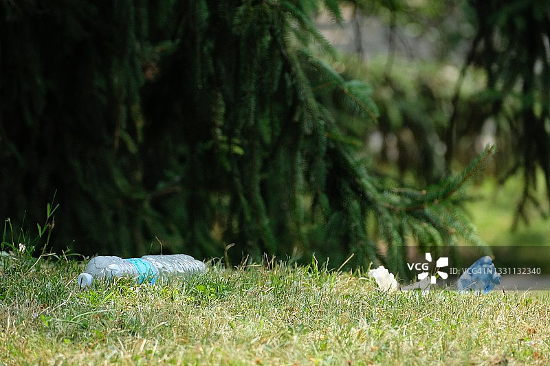 公园内塑料垃圾造成的污染和忽视图片素材