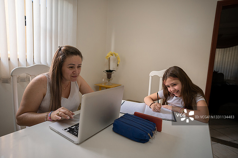 与孩子一起工作和远程学习图片素材