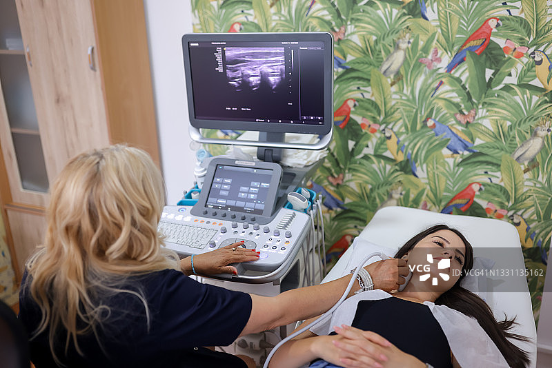 诊所内的甲状腺超声扫描图片素材