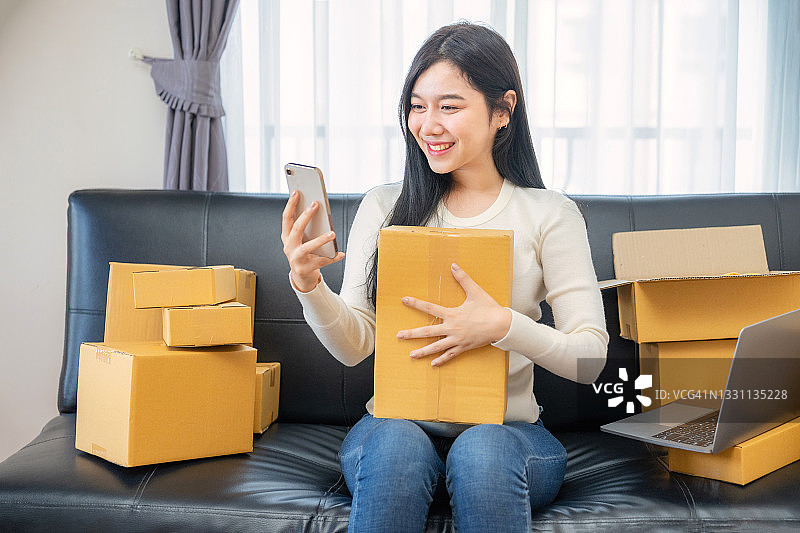 在线销售的年轻女商人图片素材