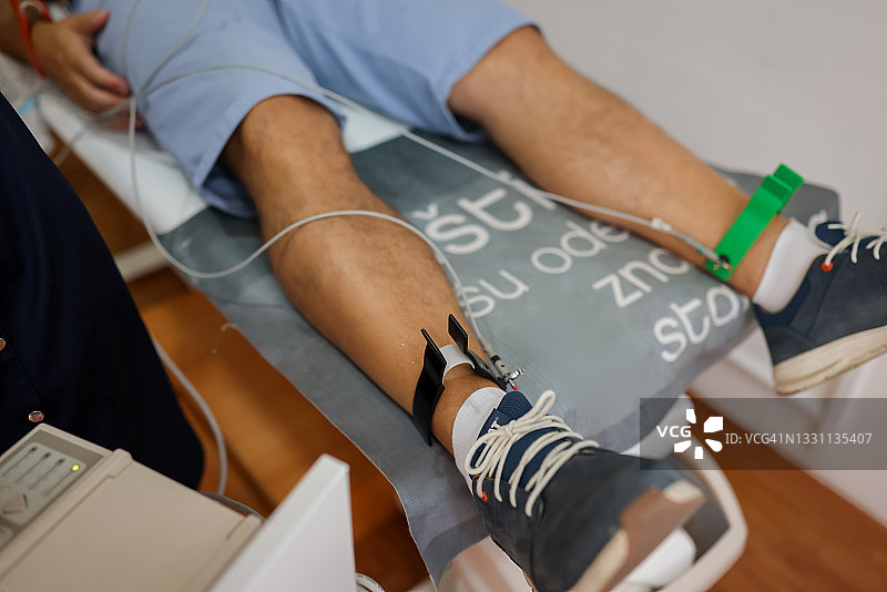 中年男子在医院进行心电图检查图片素材