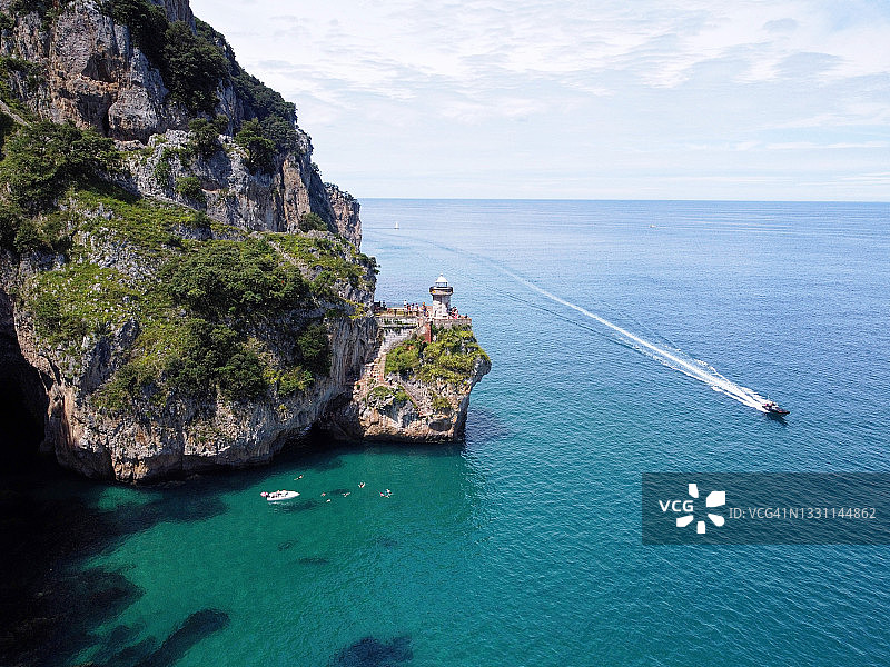 骏马灯塔和过往船只图片素材