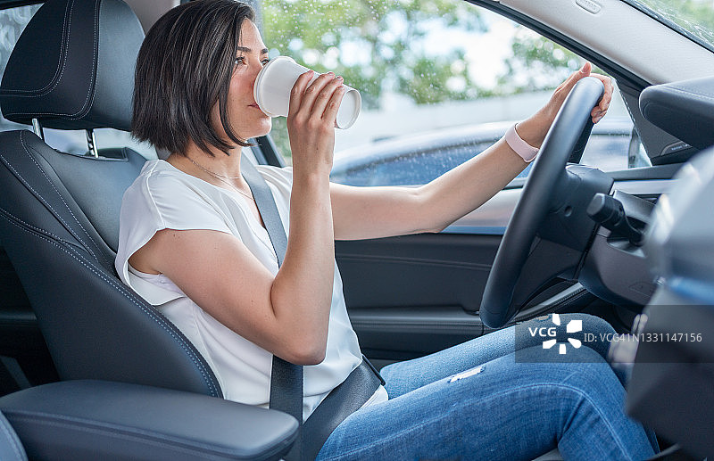 女人驾驶新款电动汽车图片素材